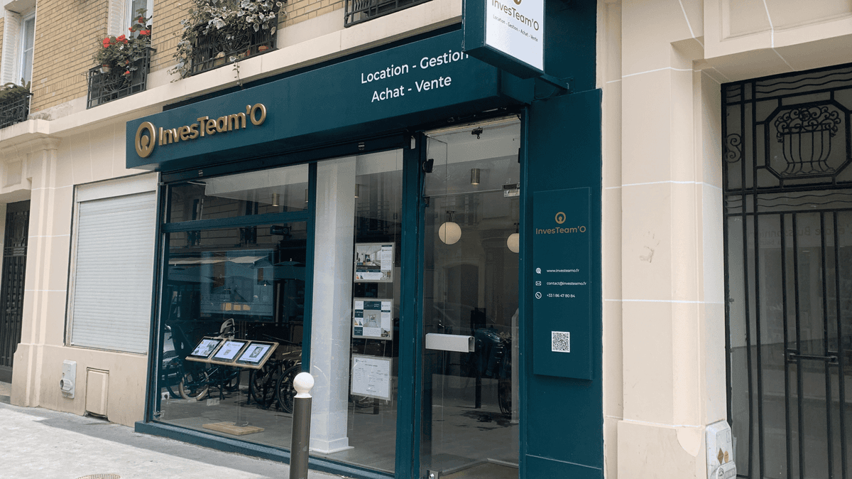 Façade de l'agence immobilière InvesTeam'O à Paris 17 Batignolles, 6 rue des Moines
